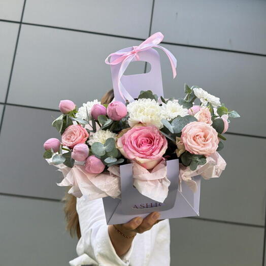 « В сумочке секреты девушек🌸💝»из пион роз Сорта Silva pink , французских роз и хризантем 💐