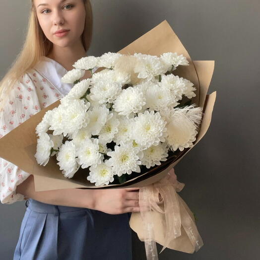 Букет из 7 хризантем в крафте «Семь мгновений тепла»