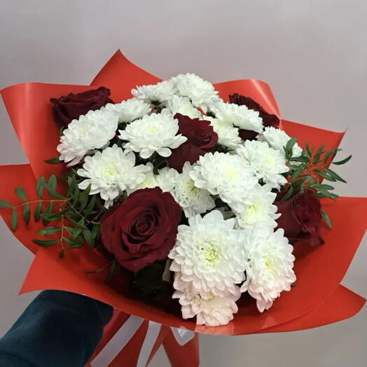 Букет из роз и хризантем