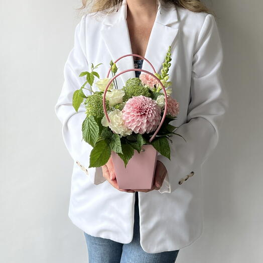 Композиция с георгиной, малиной и лизиантусом