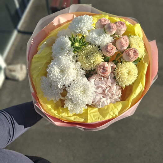Яркий летний букет с астрами и кустовой розой бомбастик