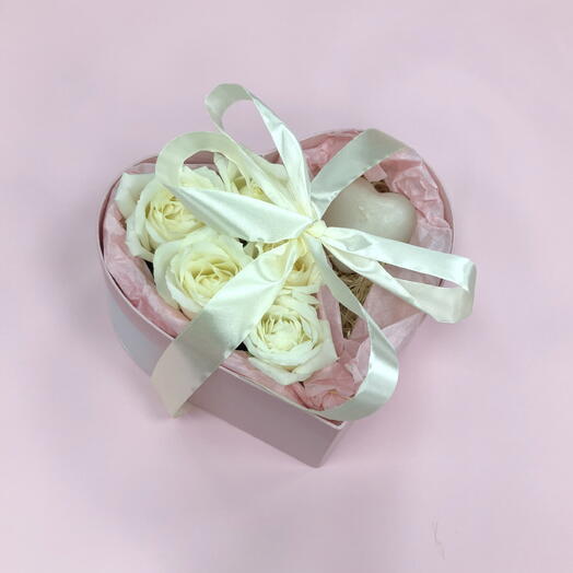 Подарочный набор с белыми розами и с свечой