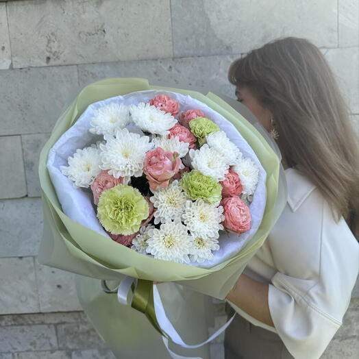 Пышный букет «Элегантная россыпь: хризантема, диантус, роза» 💎🌸