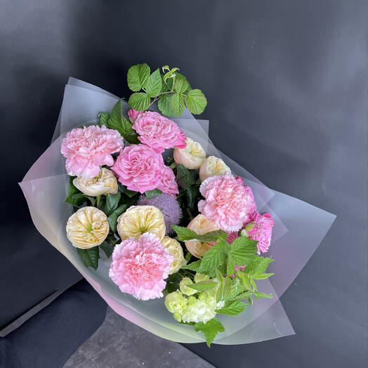 Пионовидные розы и диантусы в ягодном букете