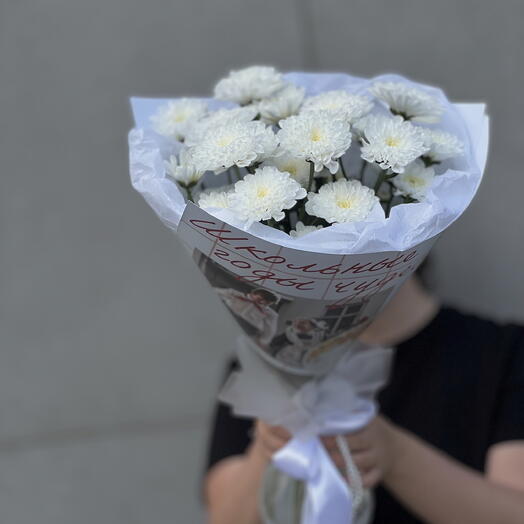 Букет в школу из 3 белых хризантем