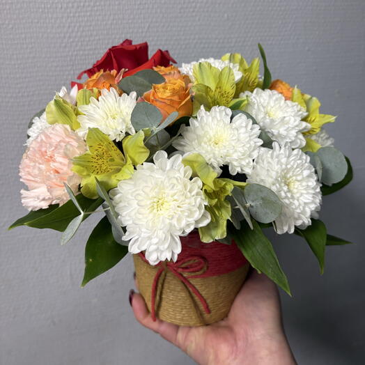 Корзинка с французской розой , альстромерией и хризантемой