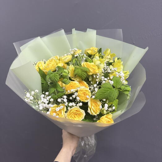 Букет с листьями малины, альстромерией, гипсофилой, кустовой розой