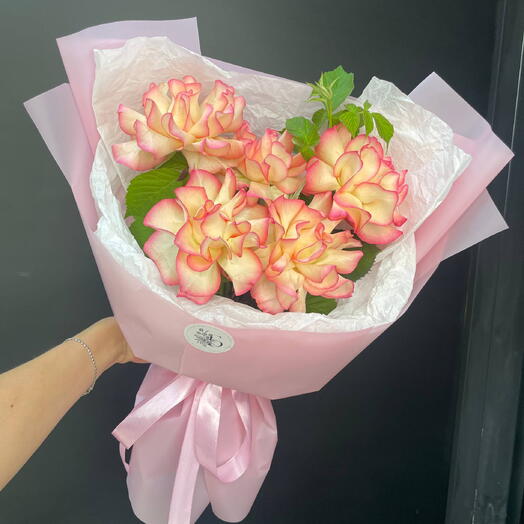 Нежный букет из ажурных роз