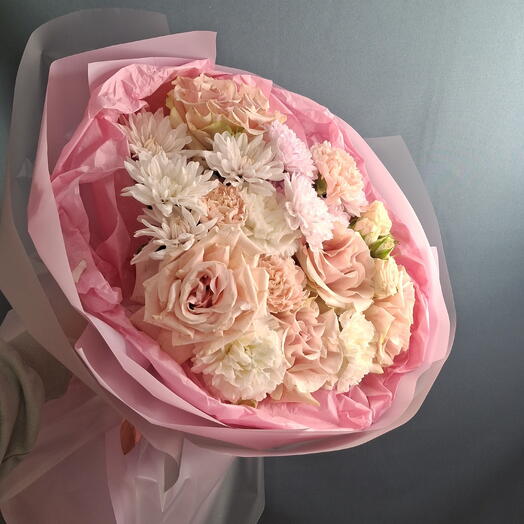 Букет с хризантемой, розой, диантусами