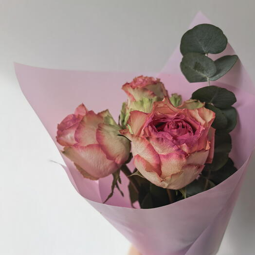 Букет из роз с эвкалиптом 🌸