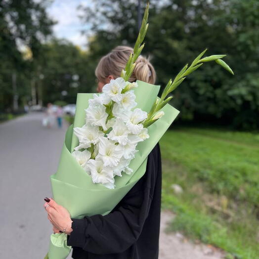 Букет из трёх белых гладиолусов для учителя