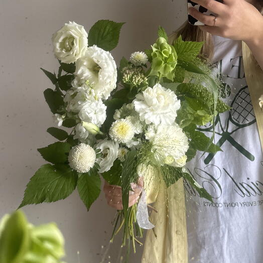 Букет в бело-зеленой гамме воздушный 🌿🤍