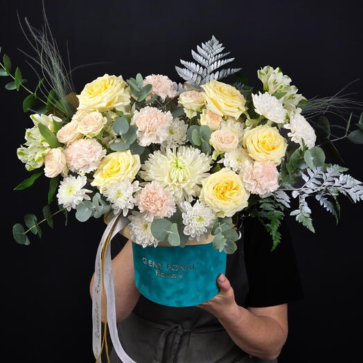 Композиция "Женевьева 🌸" с пионовидными розами в бархатной коробке