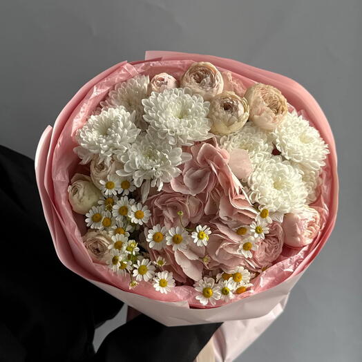 Авторский букет с ромашкой и розами