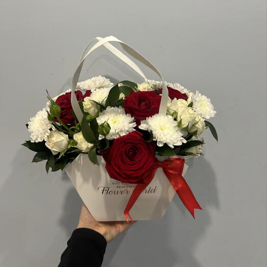 Композиция из красных роз и рускуса