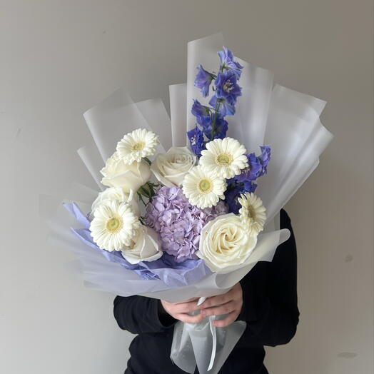 Букет с гортензией, герберами, розами и дельфиниумом