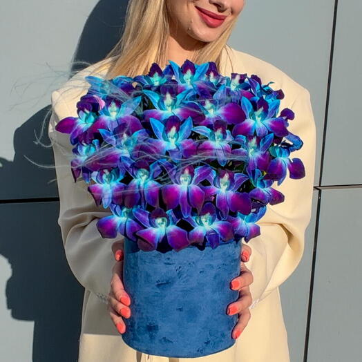 Цветы в коробке космос из орхидей. Монобукет 631. Leoraflowers