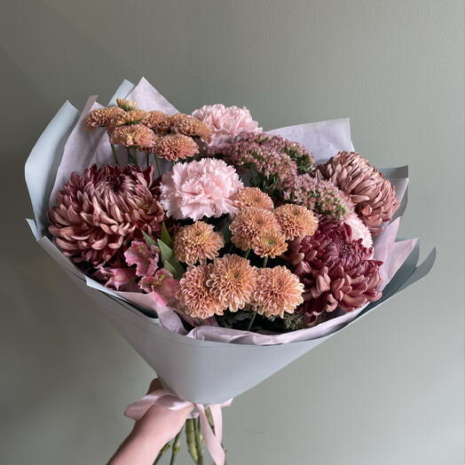 Авторский букет с хризантемой,сантини,
гвоздикой,альстромерией,седум