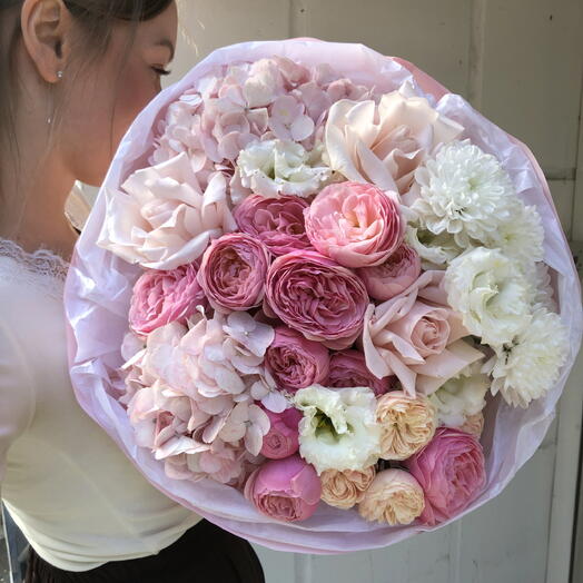 Букет с гортензиями и пионовидными розами