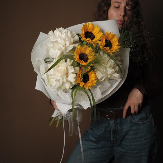 Букет «Роса на поле» / подсолнух, Роза французская, Паникум