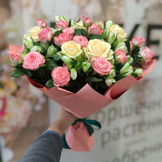 Сборный букет из роз и альстромерий
