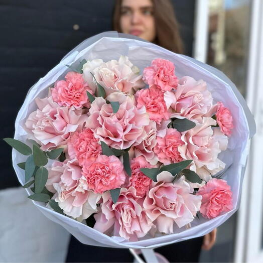 Французские розы с розовыми диантусами и эвкалиптом 🌸