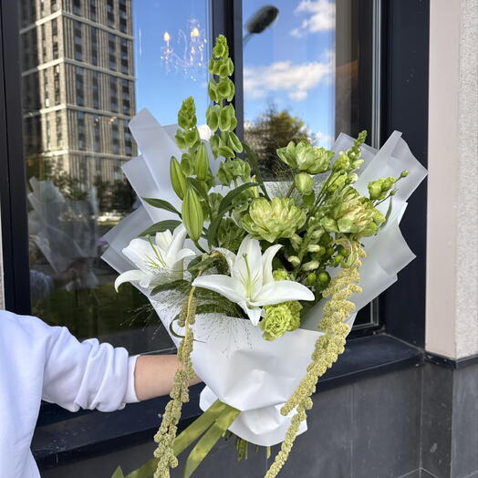 Букет из роз вегги, амаранта, молюцеллы, эустомы и лилии
