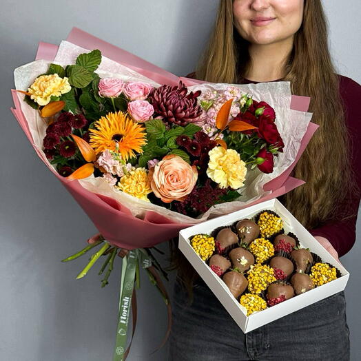 Букет из хризантем, роз, диантусов и малины и набор клубники в шоколаде 16-20 шт Strong L
