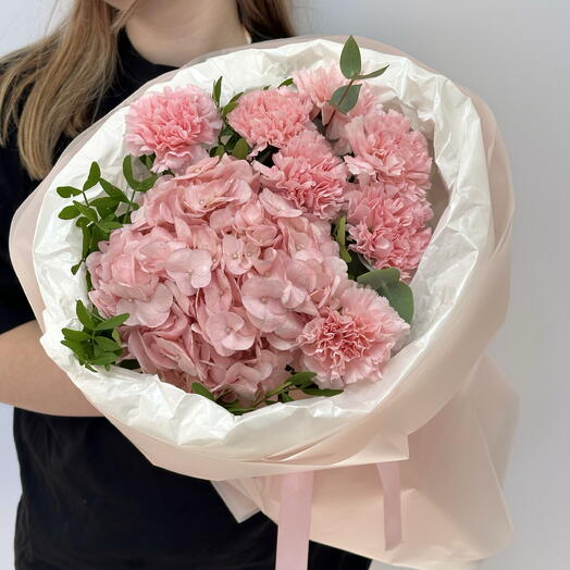 Букет 💐 с гортензией и нежно розовыми диантусами