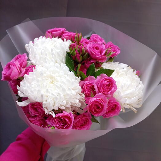 Букет с одноголовой хризантемой и кустовой розой🌹