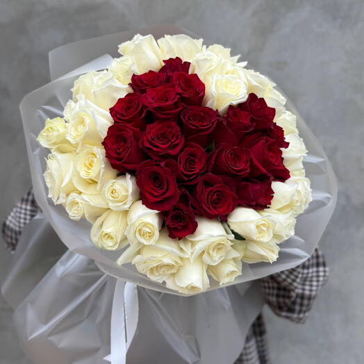 Сердце из 51 голландской розы