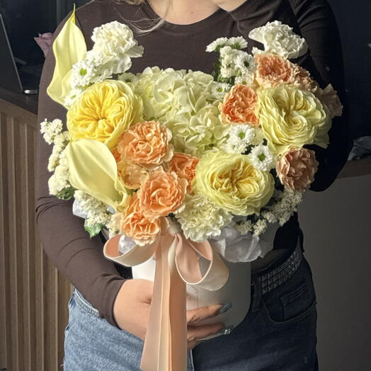 Коробка с розами, гортензией и каллами