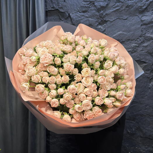 Букет из кустовых, пионовидных роз 🌸