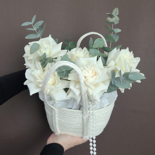 Корзина из ажурных роз и эвкалипта