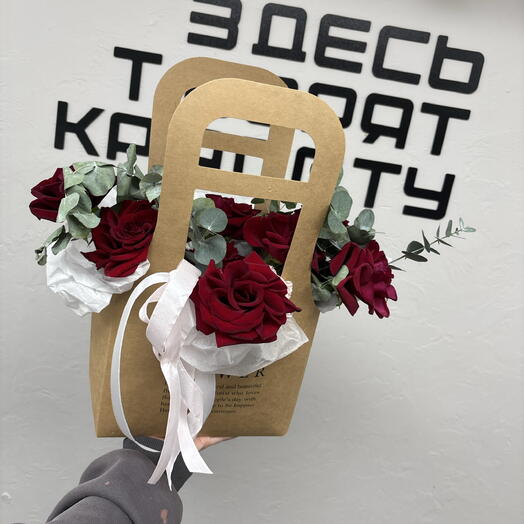 Крафтовая сумочка с красными розами