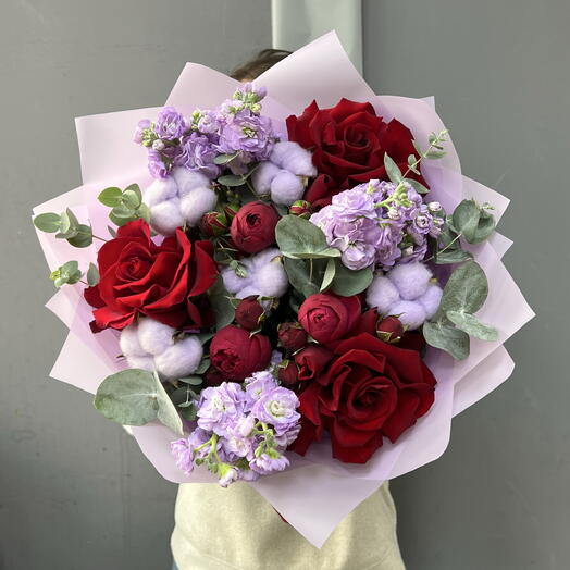 Авторский букет с хлопком розами и маттиолой 💜