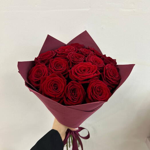 Букет из 15 красных роз Red Naomi — премиальные розы для любимой