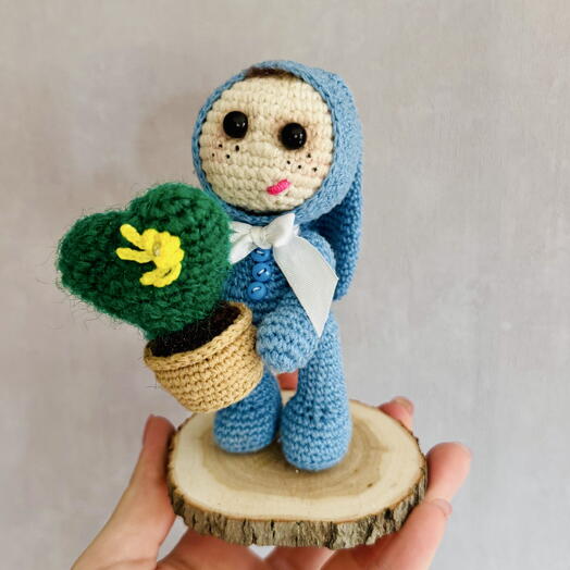Вязаная игрушка «Зайка с кактусом»
