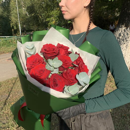 Красные розы в ярком оформлении💚