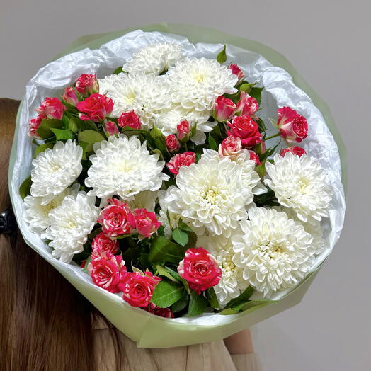 Букет с кустовыми розами и хризантемой