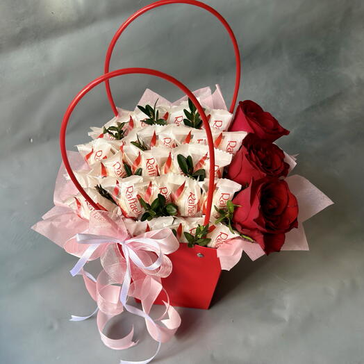 Букет из конфет с розами в сумочке