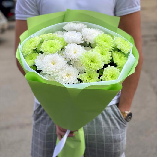 Букет из яркой лаймовой и белой хризантемы