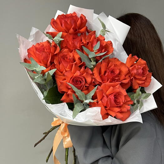 Букет из коралловых французских роз 9 шт с эвкалиптом