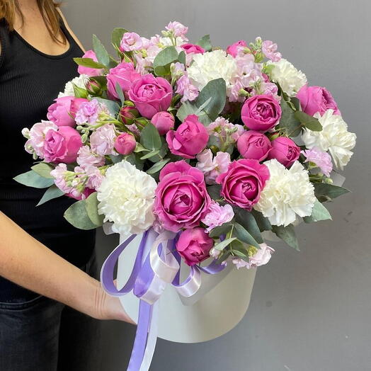 Кустовые пионовидные розы Мисти Бабблз с диантусами 🌺