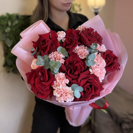Красные, Французские розы, нежные диантусы и эвкалипт