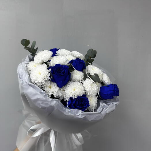 Букет с синей розой и хризантемой