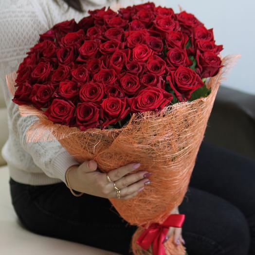 Ramo de 51 rosas "rosas Rojas en sisal" 60 cm