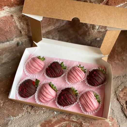 Composition of strawberries in chocolate