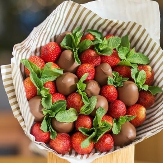Bouquet of strawberries in chocolate "Dream"