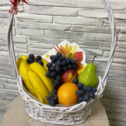 Корзинка с фруктами и конфетами
